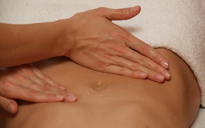 Bụng cứng như gỗ là dấu hiệu viêm phúc mạc thường gặp