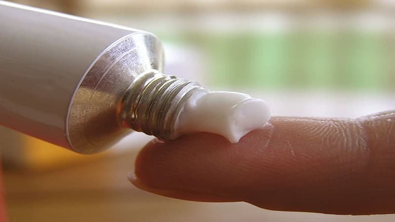 Dùng corticosteroid giúp giảm ngứa nhưng cần có sự kê đơn của bác sĩ