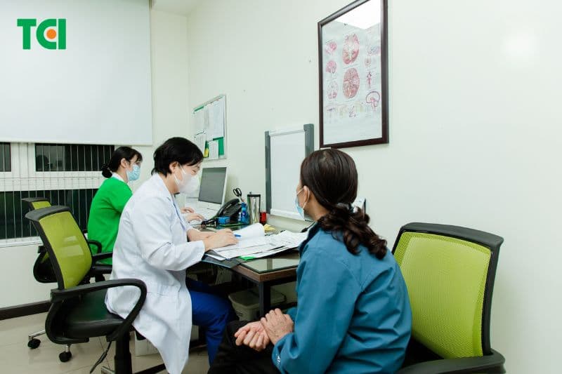 Thăm khám với bác sĩ chuyên khoa giúp chẩn đoán chính xác và định hướng điều trị phù hợp. 