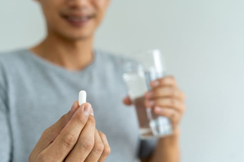 Tùy thuộc vào nguyên nhân và mức độ tổn thương, bác sĩ có thể chỉ định các loại thuốc phù hợp cho bệnh nhân xơ phổi.