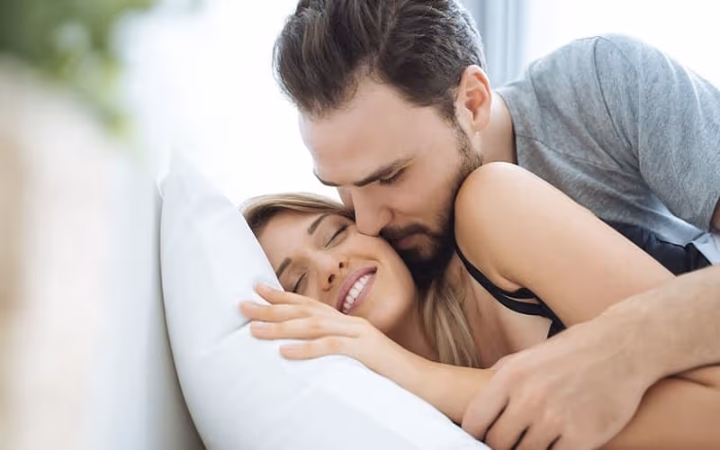 Nam giới nhu cầu cao có thể dễ bị kích thích trước các yếu tố gợi cảm