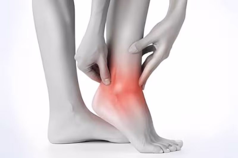 Hàn thấp có thể gây đau nhức, tê lạnh tay chân, cứng khớp và hạn chế vận động, đặc biệt khi thời tiết lạnh, ẩm ướt