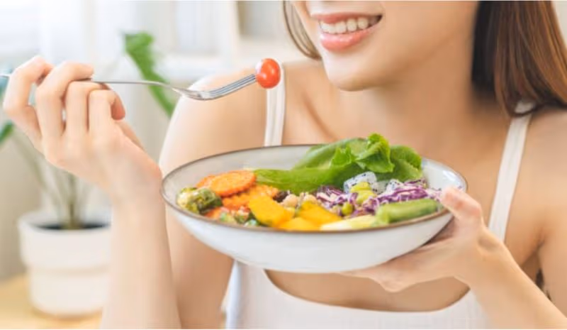 Người bị tức dạ dày nên ăn đúng giờ, chia thành các bữa nhỏ, ăn chậm và tránh ăn quá no