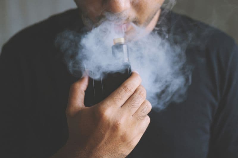 Hút thuốc là là một trong những nguyên nhân quan trọng gây COPD.
