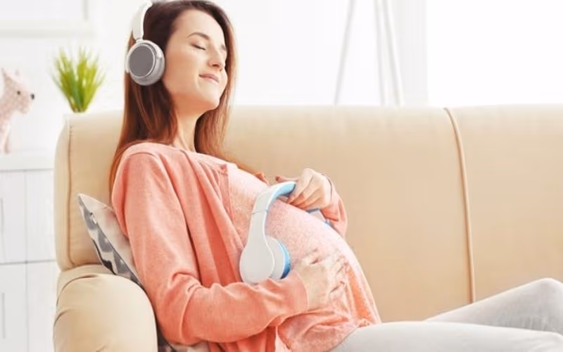 Khi bốc hỏa gây khó chịu, mẹ bầu có thể chủ động điều chỉnh môi trường sống và thói quen sinh hoạt để cơ thể dễ chịu hơn