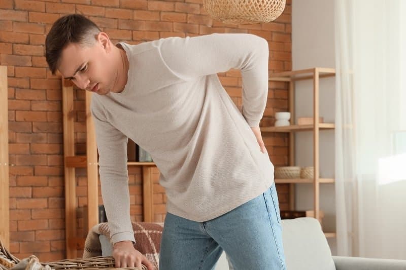 Đốt sống bị trượt hoặc mất ổn định khiến các dấu hiệu thoái hóa cột sống thắt lưng như đi lại trở nên nghiêm trọng hơn