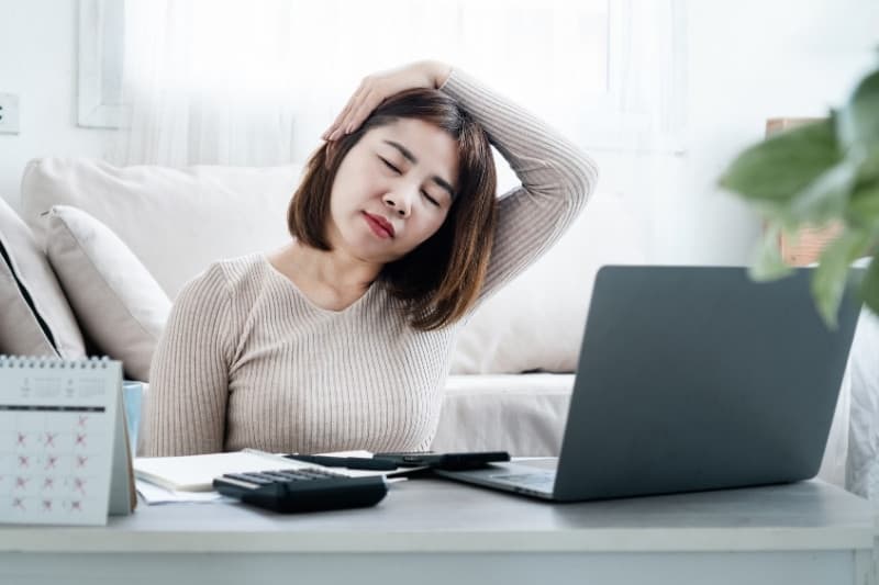 Thực hiện các bài tập kéo giãn nhẹ nhàng mỗi ngày giúp nâng cao độ linh hoạt cho vùng cơ xung quanh cổ
