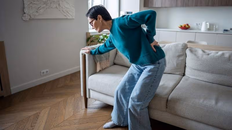 Hướng xử trí phụ thuộc vào loại thoát vị, triệu chứng và sức khỏe tổng quát của người bệnh.