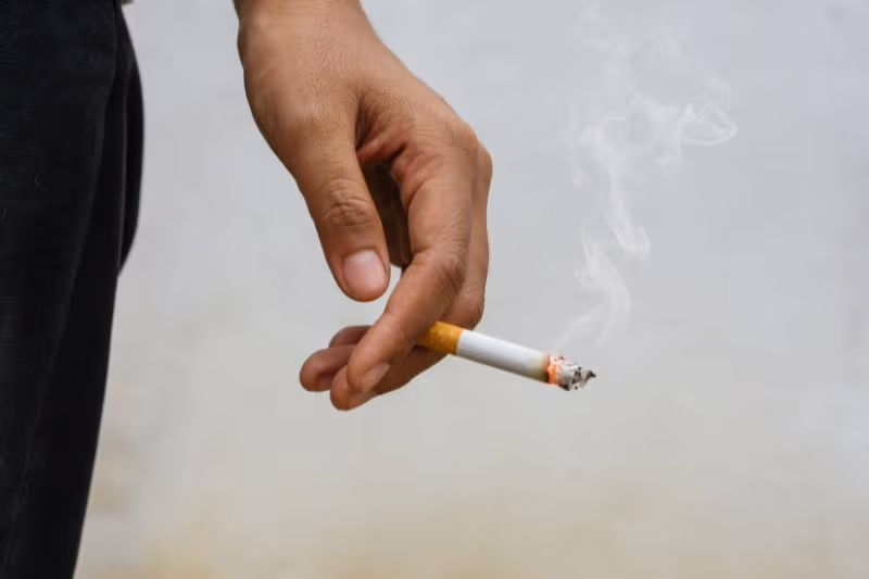 Hút thuốc lá là nguyên nhân quan trọng gây viêm phế quản kéo dài.