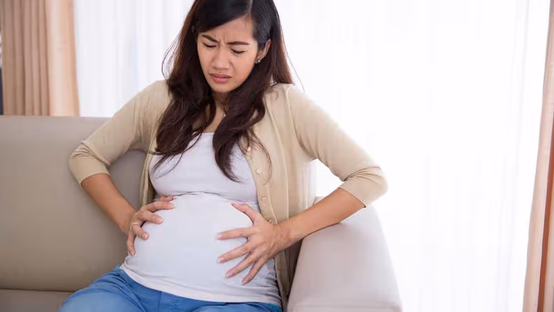 Đau bụng bất thường, ra máu âm đạo là những dấu hiệu mẹ bầu không nên chủ quan.
