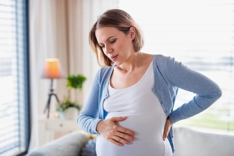 Tiểu buốt, tiểu rát, đau bụng dưới là những biểu hiện bất thường mẹ bầu cần chú ý.