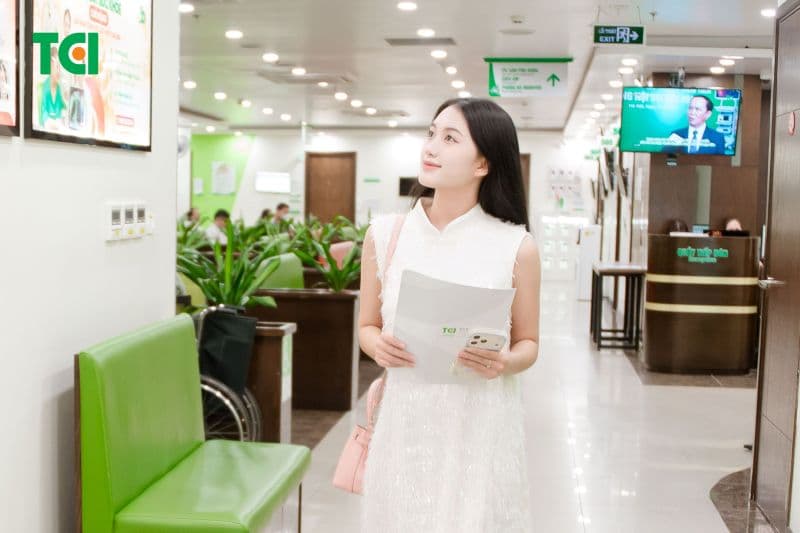 Khám thai và thực hiện xét nghiệm cần thiết giúp phát hiện các bất thường có thể ảnh hưởng đến sức khỏe mẹ và bé.