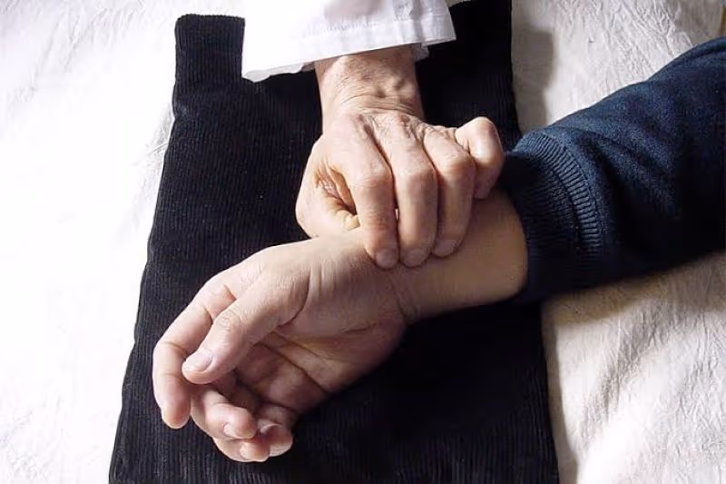 Phong hàn là tình trạng phong tà và hàn tà xâm nhập cơ thể khi chính khí suy yếu