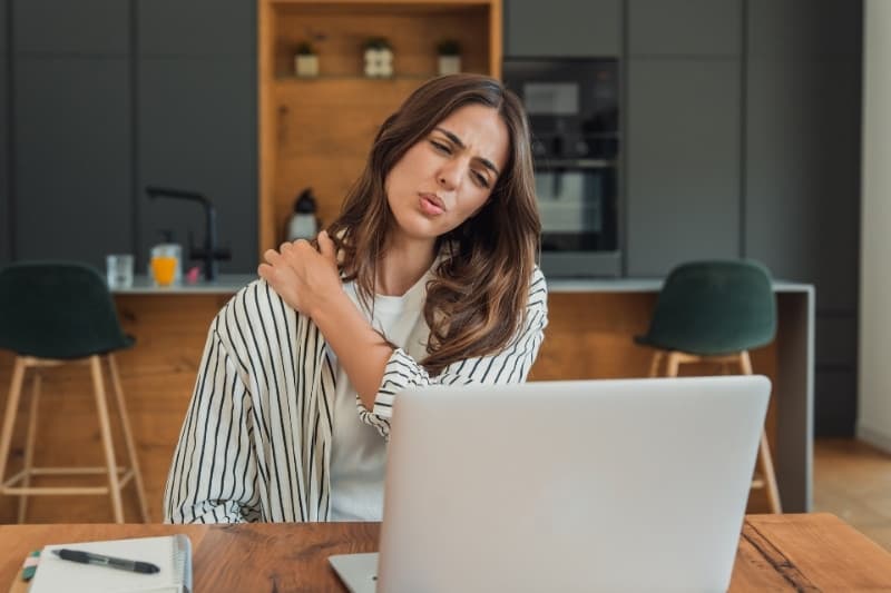 Tư thế ngồi làm việc sai gây ra áp lực lớn lên vùng cột sống và vai