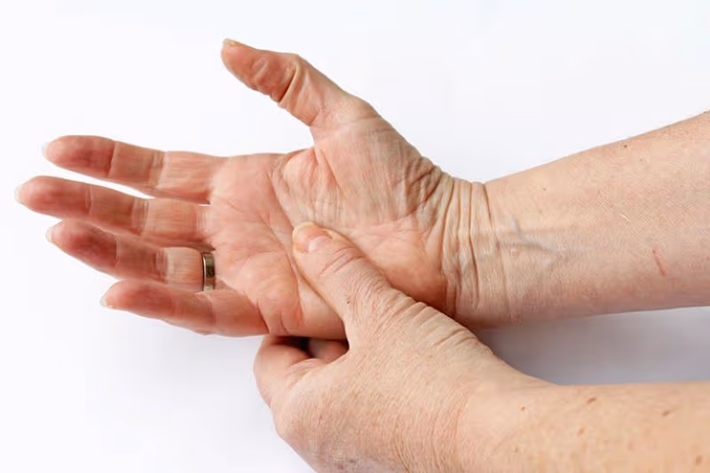 Phong thấp có thể gây đau, sưng, cứng khớp và hạn chế vận động