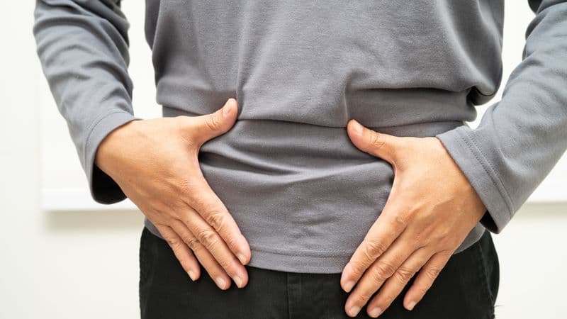 Thoát vị bẹn hai bên là tình trạng mô hoặc cơ quan trong ổ bụng, thường là mỡ hoặc một phần ruột, chui qua điểm yếu ở vùng bẹn bên trái và bên phải