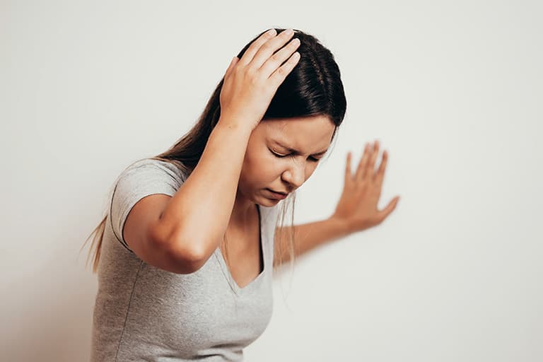 Thoái hóa cột sống cổ có thể gây đau nhức, chèn ép thần kinh và hạn chế vận động