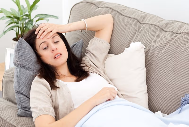 Đau đầu dữ dội, nhìn mờ, đau vùng bụng trên là những biểu hiện thai phụ cần đặc biệt lưu ý.