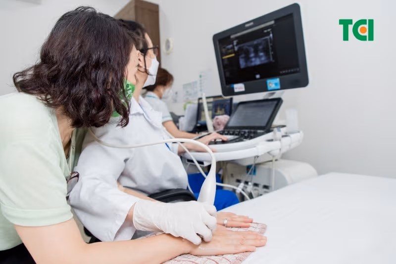 Siêu âm khớp giúp hiển thị rõ hình ảnh lắng đọng tinh thể urat cũng như các hạt tôphi dưới da