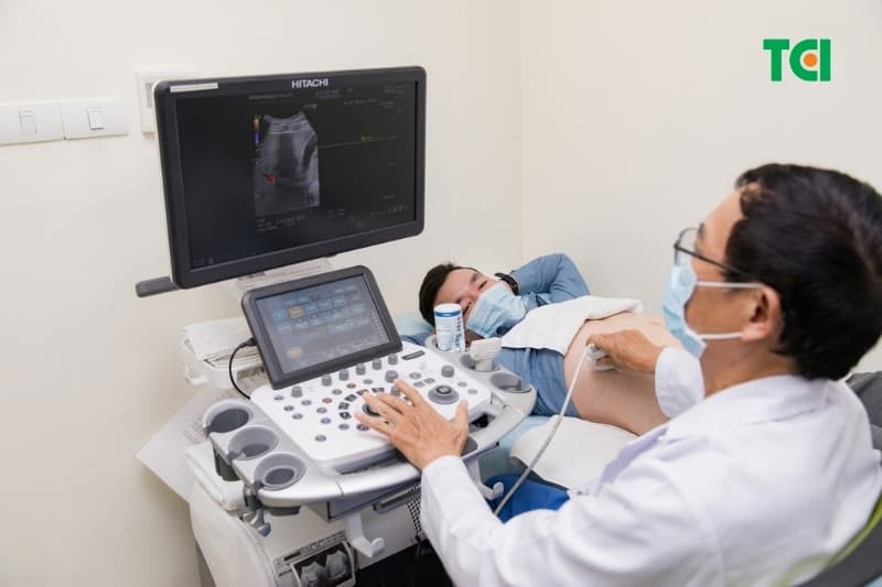 TTND.PGS.TS Nguyễn Xuân Thành hơn 40 năm kinh nghiệm trong lĩnh vực Gan mật trực tiếp thăm khám