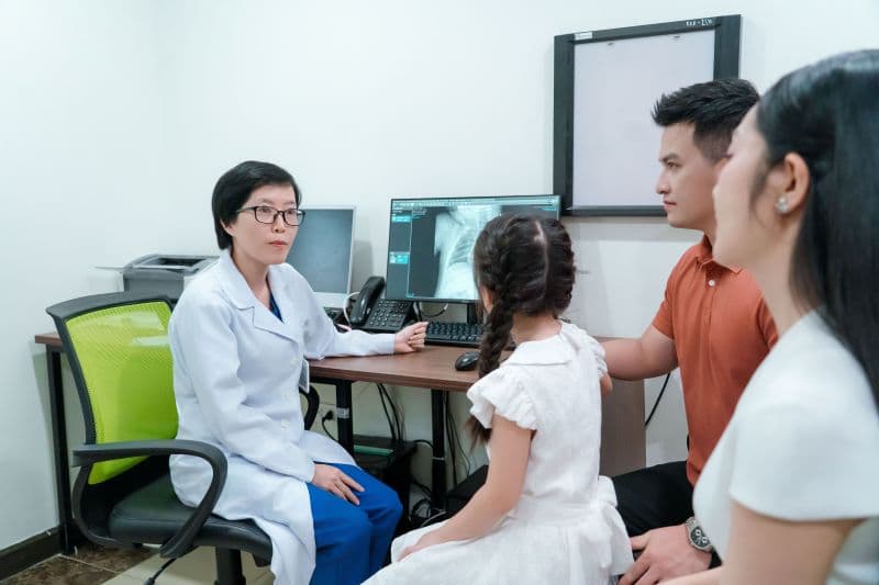 Bác sĩ thăm khám giúp phát hiện sớm các dấu hiệu cảnh báo bệnh diễn biến nặng.