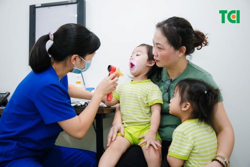 Bác sĩ thăm khám giúp đánh giá mức độ bệnh và phát hiện sớm các dấu hiệu cảnh báo biến chứng.
