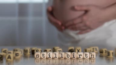 Thai lưu là gì? Nguyên nhân, dấu hiệu và cách xử trí như thế nào?