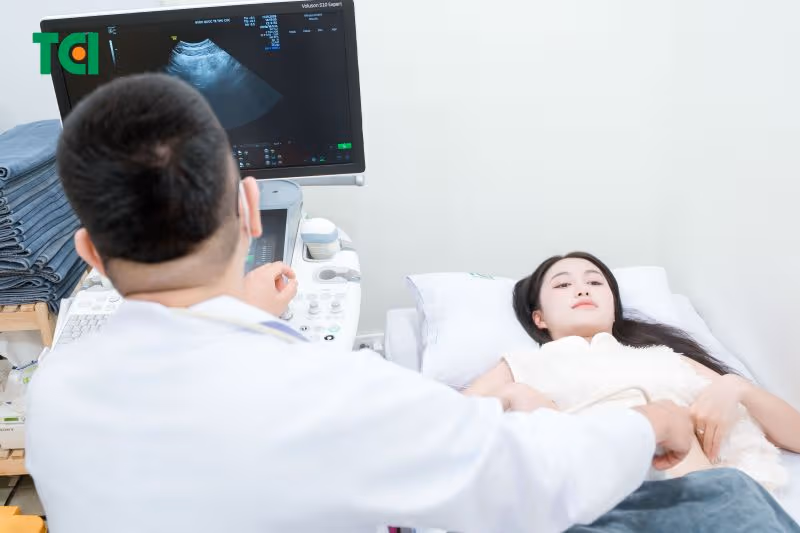 Thăm khám thai định kỳ giúp bác sĩ đánh giá sự phát triển của thai nhi và nhận diện các yếu tố nguy cơ.