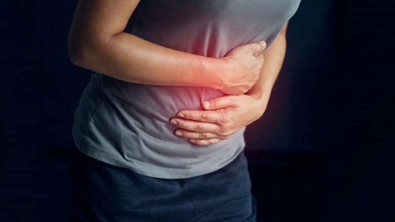Người bị u đại tràng thường cảm thấy khó chịu và đau bụng âm ỉ