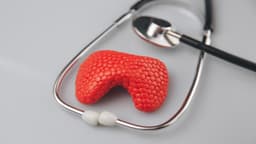 U tuyến cận giáp gây triệu chứng gì? Chẩn đoán và điều trị ra sao?