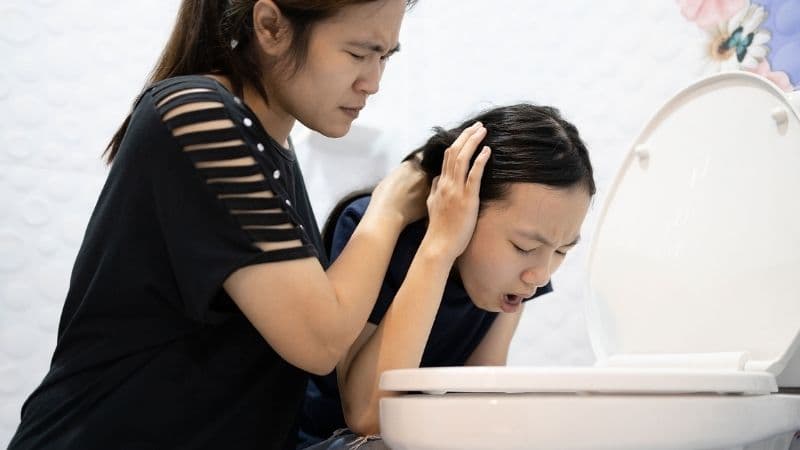 Trẻ bị viêm dạ dày ruột cần được thăm khám sớm khi có dấu hiệu mất nước, nôn liên tục, sốt cao hoặc tiêu chảy ra máu.