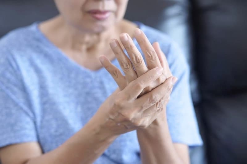 Phụ nữ có nguy cơ mắc bệnh viêm khớp dạng thấp cao hơn nam giới