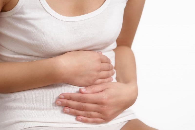 Đau bụng dưới, khí hư bất thường hoặc ra máu ngoài kỳ kinh là những biểu hiện phụ nữ không nên chủ quan.