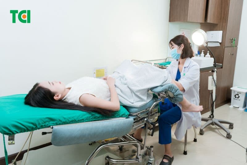 Khám phụ khoa giúp bác sĩ đánh giá các bất thường tại tử cung và cơ quan sinh sản.