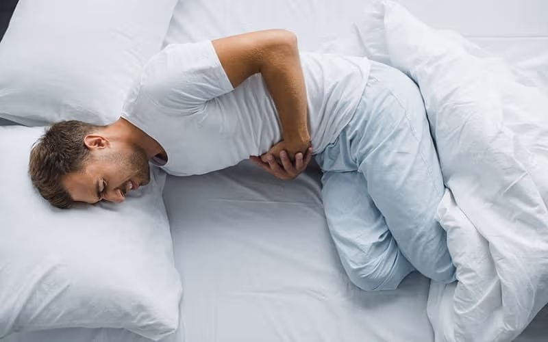 Khi người bệnh đau bụng dữ dội, phân có máu thì cần đến cơ sở y tế ngay