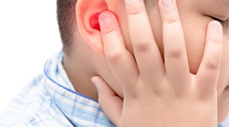 Trẻ đau tai, sốt, quấy khóc kéo dài cần được thăm khám để xác định nguyên nhân.