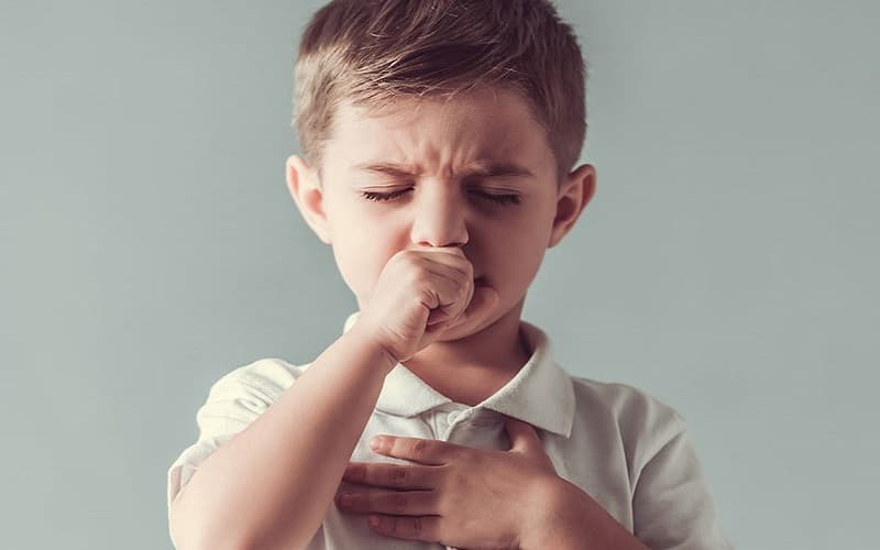 Trẻ khàn tiếng, ho ông ổng hoặc khó thở cần được kiểm tra để xác định nguyên nhân.