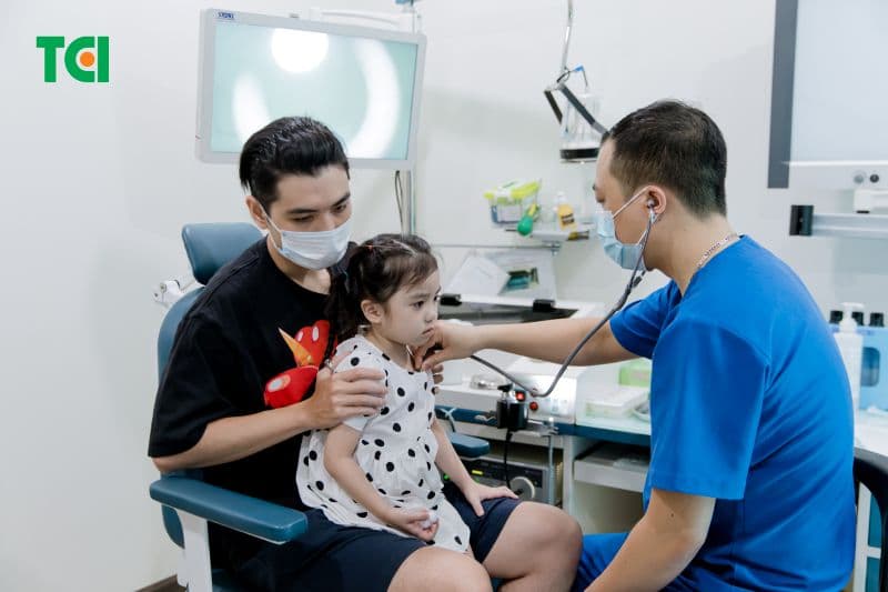 Thăm khám chuyên khoa Tai Mũi Họng giúp bác sĩ đánh giá tình trạng thanh quản và đường hô hấp của trẻ.
