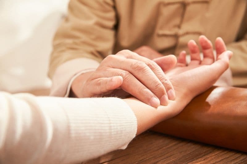 Phòng tránh phong hàn bằng cách giữ ấm, nghỉ ngơi hợp lý, kết hợp xoa bóp, bấm huyệt và các biện pháp hỗ trợ phù hợp