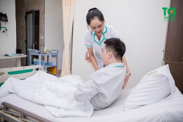 Điều dưỡng viên Hệ thống Y tế Thu Cúc đang chăm sóc bệnh nhân sau mổ