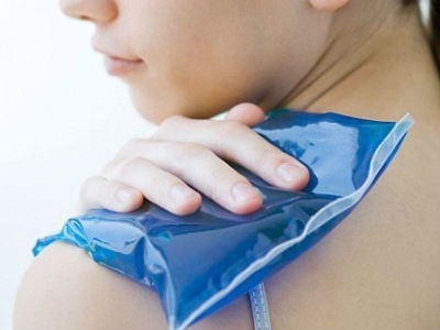 Chữa bệnh viêm khớp vai Thực hiện chữa bệnh theo