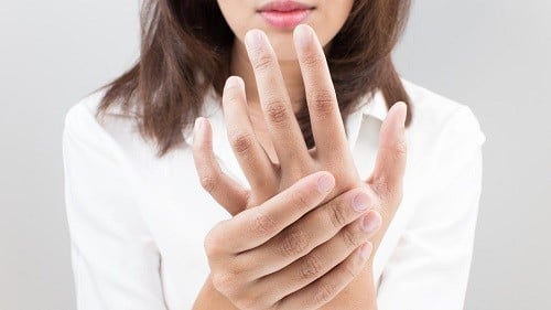 Tê ngón tay: Vì sao? xác định nguyên nhân chính xác