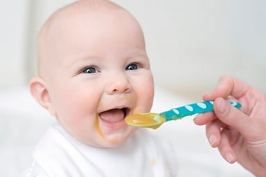 Chế độ ăn dặm cho trẻ 5 tháng tuổi