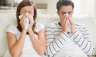 Phân biệt cảm lạnh và cảm cúm hắt hơi, ho, đau họng, sốt