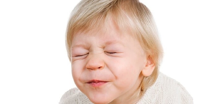 Nguyên nhân khiến trẻ bị nháy mắt liên hồi