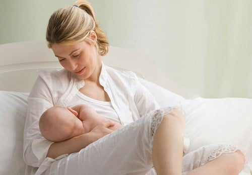 Cách cho bé bú đúng cách &#8211; mẹ sau sinh nên biết