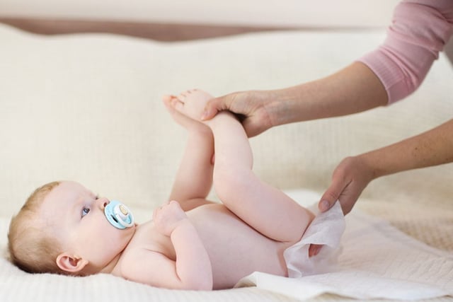 Trẻ đi ngoài ra máu, do đâu và xử lý thế nào?