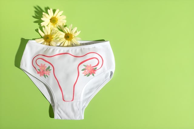 Giải đáp: Huyết trắng màu xanh có sao không?