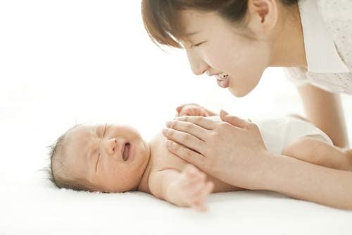 Đầy hơi khó tiêu ở trẻ sơ sinh