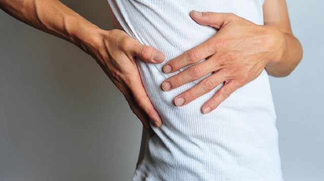 Đau nhói ở sườn phải là bệnh gì và cần làm gì?